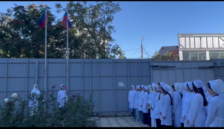5 октября 2026 года в ПОАНО «Медицинский колледж» г. Хасавюрт состоялась торжественная линейка, посвящённая поднятию флагов