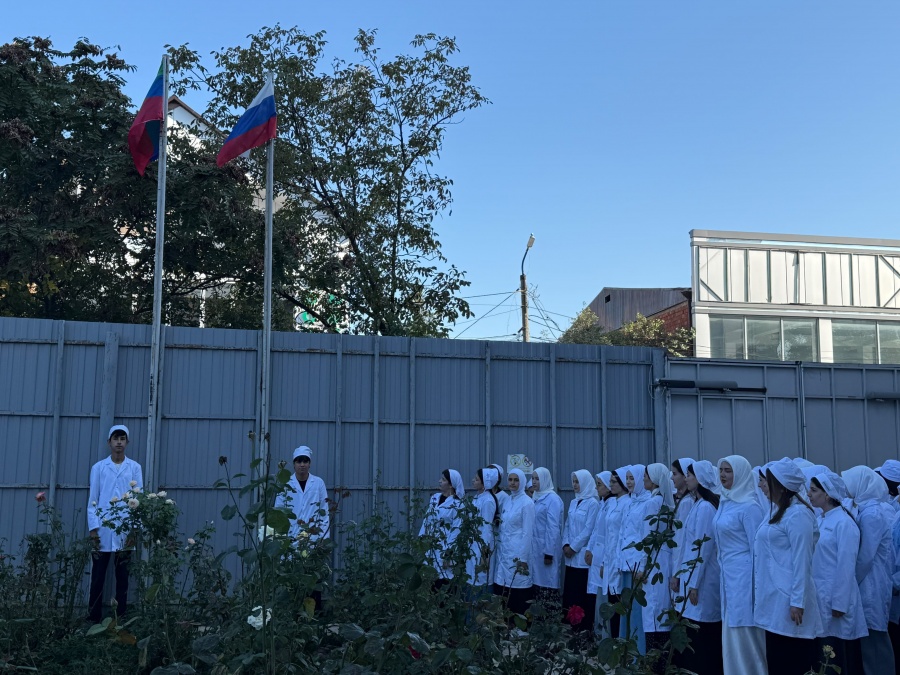 В ПОАНО «Медицинский колледж» г. Хасавюрт прошла торжественная линейка, посвящённая поднятию флагов Российской Федерации и Республики Дагестан!