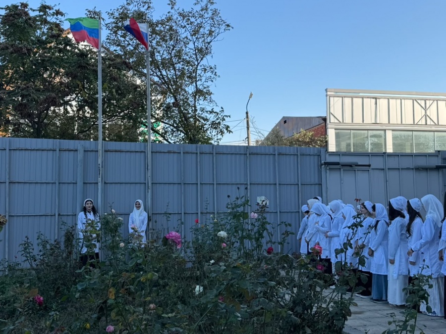 26.10.2026г.в ПОАНО "Медицинский колледж "г.Хасавюрт состоялась торжественная церемония поднятия Государственного флага