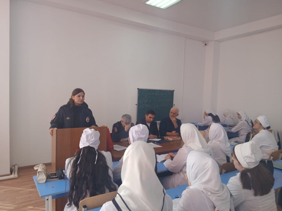 ЗНАТЬ,ЧТОБЫ НЕ ОШИБИТЬСЯ В колледже состоялась встреча с представителями полиции