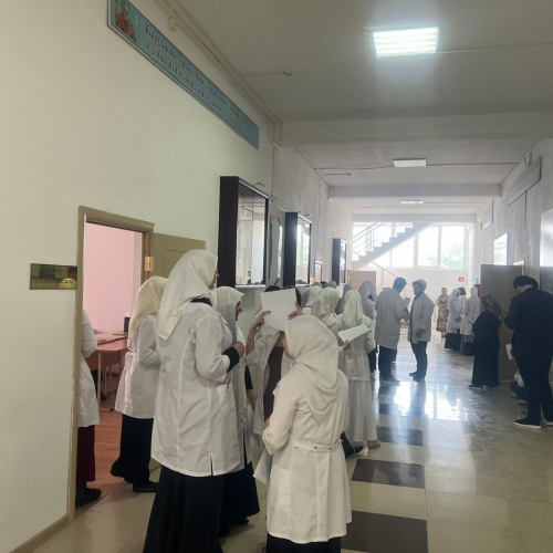 Студенты ПОАНО «Медицинский колледж»  г. Хасавюрт защищают выпускные квалификационные работы.  Государственный экзамен по специальностям «Сестринское дело и Фармация»