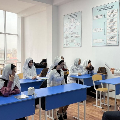 12.12.2025г в ПОАНО "Медицинский колледж "г.Хасавюрт проведен классный час ,посвящённый Дню Конституции Российской Федерации .