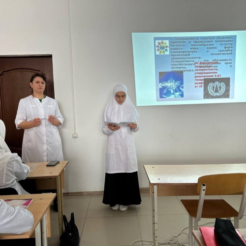 В ПОАНО "Медицинский колледж "г.Хасавюрт  на 1 курсе ,отделения-"Сестринское дело" прошёл классный час на  тему:"Толерантность.Мы разные,но мы вместе ".